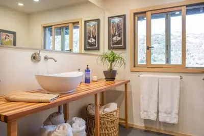 Image de Full House: Hillside & Creek Views Family Home\n\n