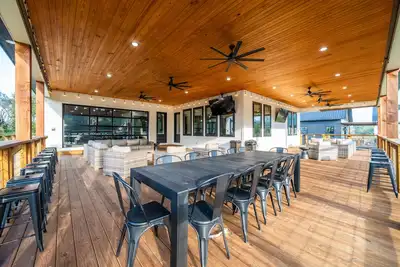 Image de Caddo Patio: Waterfront cabin with large porch, game room, & theater room