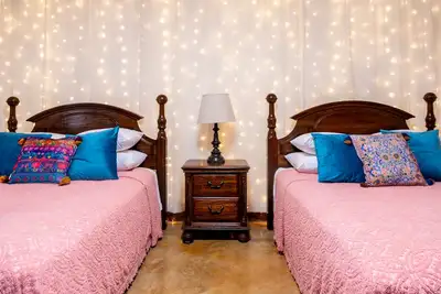 Image de #4: Queen Suite on 73 acres - Horse Oasis -12bd Inn - Creek -10min to Round Top!