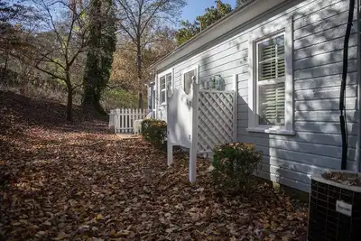 Image de Quaint, charming, lots of character in this 90-year-old cottage in Townsend, Tn.