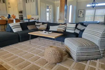 Image de Luxury lake front retreat! Family and pet friendly with fishing access!