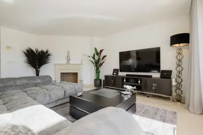 Image de Penthouse de vacances de 2 chambres avec vue sur la mer et le lac, Marbella