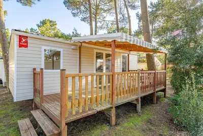 Image de Maison de vacances 'Mobil Home La Palmyre' avec piscine partagée et terrasse privée