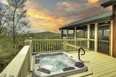 Image de Hot Tub Soaks, Sunroom Sips, Majestic Mountain Gazes & S'mores by Starlight - Fireside Bluff