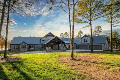 Image de Gorgeous Mountain Lodge on Privately-Owned Lake - Sleeps 30!