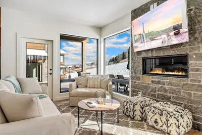 Image de New House! next to the ski, perfect for families.