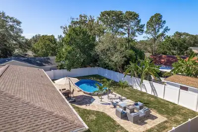 Image de Coastal Pool Home minutes to the Beach