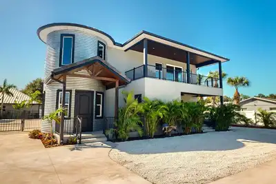 Image de Brand-new home with on-site horses, modern interior, & grill - close to beach