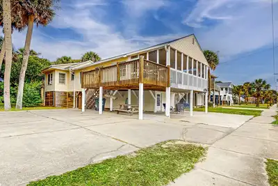 Image de Beautiful home across from the sea with balcony & open layout - dog-friendly