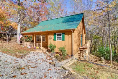 Image de Burnside Resort Cabin w\/ Hot Tub & Outdoor Spots!
