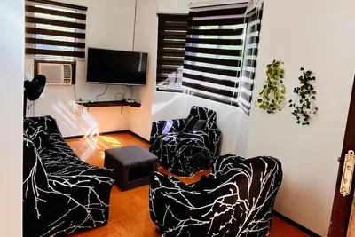 Image de Palm House! 1min from the beach! 5min to White Beach! w\/Ac