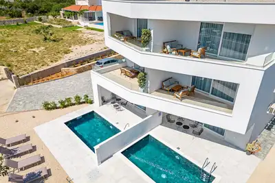 Image de Modern apartments for 18 with private pool