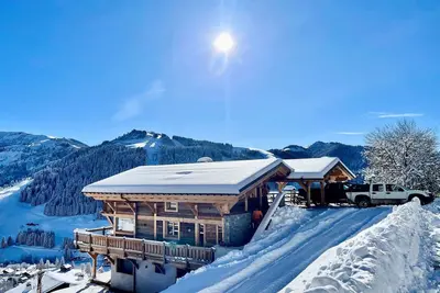 Image de Chalet de standing avec jacuzzi et ski-room, 5 chambres