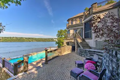 Image de Lakeside Luxury with Breathtaking Views