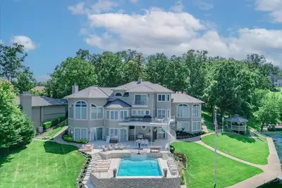 Image de Lakeside Lux - Where Every Luxury Awaits