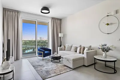 Luxury 1br Apt with a Pool, Gym, Parking & Fast Wifi