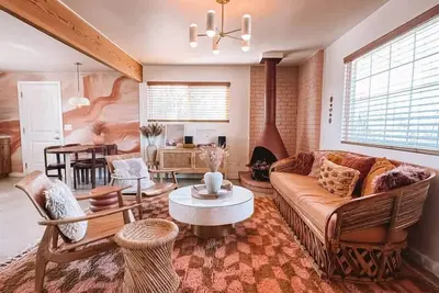 Image de Stylish Retreat on 5-Acres with Spa, Pool, Views · Flamingo Social Club