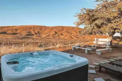 Image de Walk to Pappys, Mountain Views, Hot Tub, Soaking Pool · Cosmic Cowboy