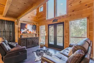 Image de Rusko's treetop retreat w/ Hot Tub & Nature Views