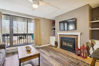 Image de Pinnacle B12 beautiful one-bedroom close to the base of Killington with shuttle to the slopes everyday of the week. The outdoor pool, hot tub and tennis courts are open during summer only.