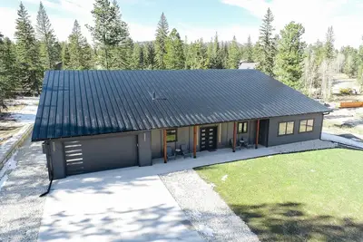 Image de Modern Single-Level Property w/ Covered Patio, Fire-Pit, Hot Tub, Open Plan!