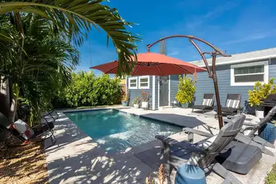 Image de St Urban Oasis pool home! 5 minutes to downtown St. Pete & 15 min to beaches