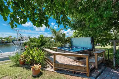Image de Deep-water canal home- hot tub-billiard room
