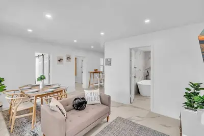 Image de 1941 Washington #1 · Stunning newly updated apartment