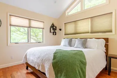 Image de Luxury Treehouse - Crows Nest - Near Asheville Pet Friendly