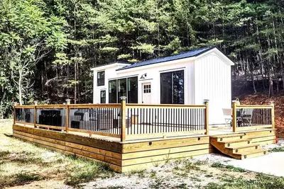 Image de Simple meets modern in this farmhouse style tiny home!