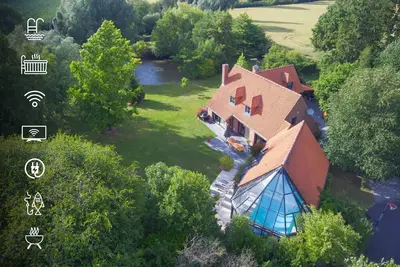 Image de Propriété de charme tout confort avec piscine intérieure chauffée & Jacuzzi