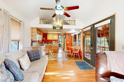 Image de Peaceful dog-friendly cabin on the coast with great deck views