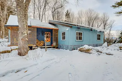 Image de Mtn-view home with private hot tub, deck, outdoor shower, grill, & wood stove