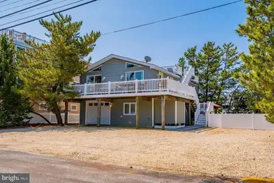 Image de Surf City, Lbi - 3 bedroom 2 bath home is steps from the beach!