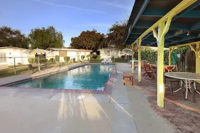 Cozy Pool Side Cottage in Park like Setting.