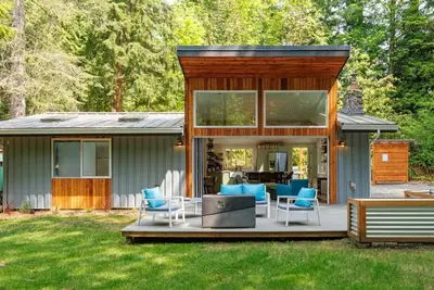 Image de Modern Retreat with Hot Tub Steps from Galbraith