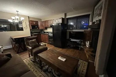 Image de One bedroom within 2 minute walk to Main Village. \n