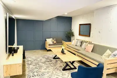 Image de Luxury cottage with hot tub, game and movie room, coffee bar, King bed & robes!