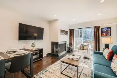 Image de Stylish Condo, Pool, Hot tub, Bbq, On shuttle route