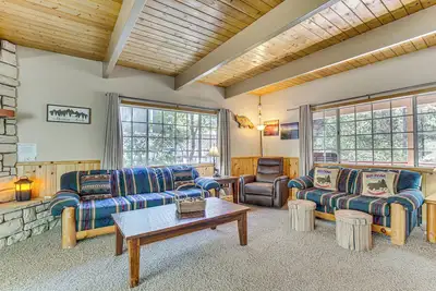 Image de Big Bear Lake Cabin w/ Deck, Grill & Fireplace!