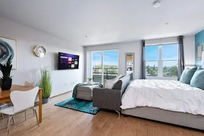 Image de Seattle Studio - Top-Floor Mt. Rainier Views - In-Unit W/D - Monthly