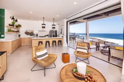 Image de Boutique Condo, Ocean Views, Luxury Amenities