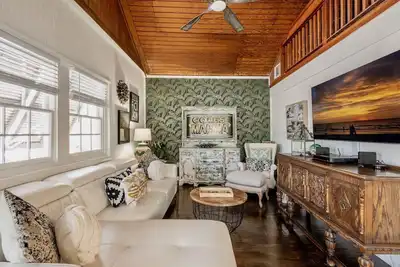 Image de Beautifully decorated home located in the White Street Gallery District.