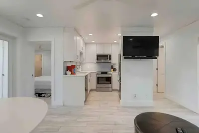 Image de 2-bedroom bungalow close to ave and beach Sleeps 5