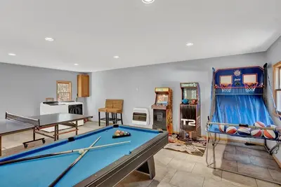 Image de Poconos Dream Home: Chalet with Game Room/Hot Tub/Fireplace/Lake Access