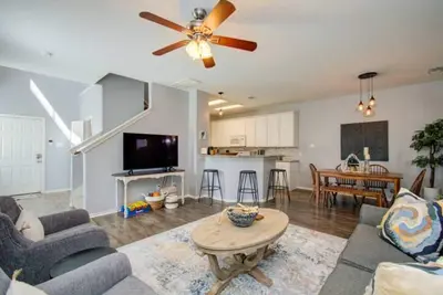 Image de Family Home with Private Backyard and Garage!