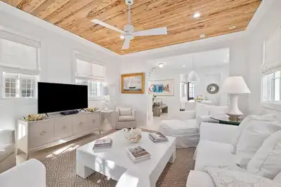 Image de Private Beach/Pool Access-Coastal Chic-Spacious Courtyard-Near Town Center/Beach