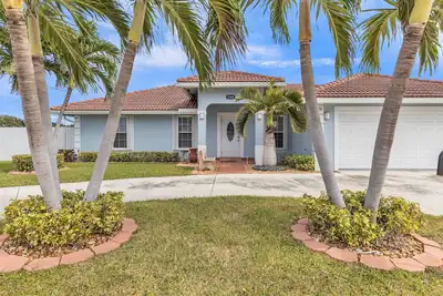 Image de Gorgeous Lake Worth Beach House by RedAwning