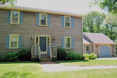 Image de Centrally located Oak Bluffs property next to Bike Path