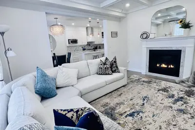 Image de Luxury Oakville Home, Cozy, Hot Tub, Gas Fireplace, 4 Bedrooms, 3. 5 Baths